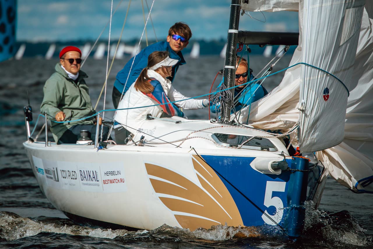 Команда Smart Race на борту J/70 во время гонки
