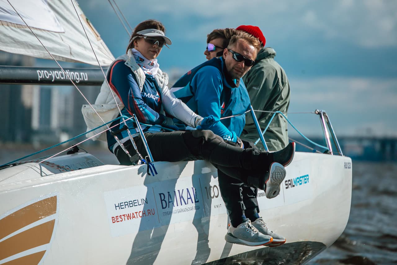 Экипаж Smart Race откренивает яхту J/70 на сильном ветру