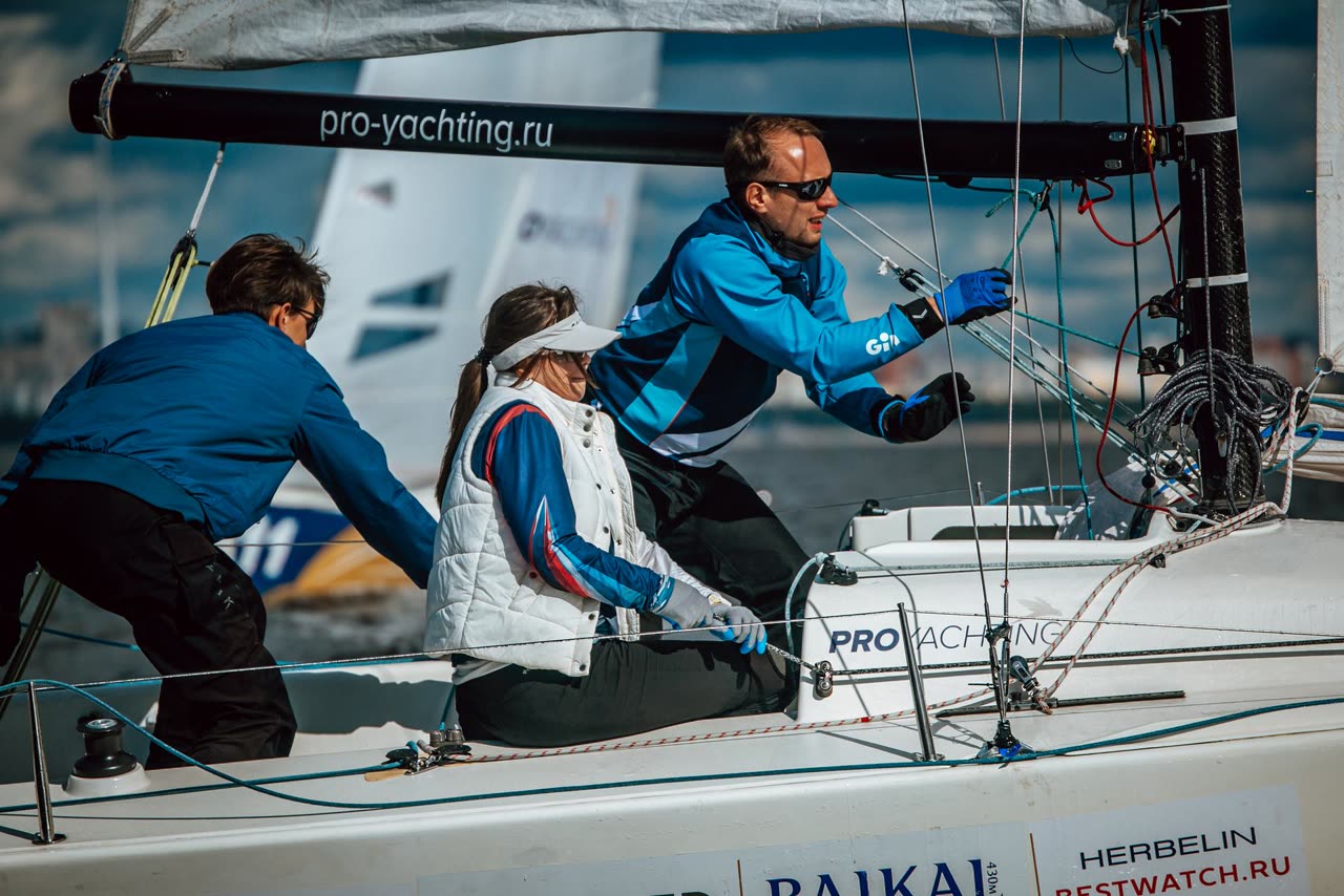 Роман из команды Smart Race работает на борту J/70