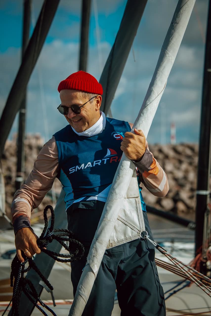 Сергей из команды Smart Race с парусом у мачты