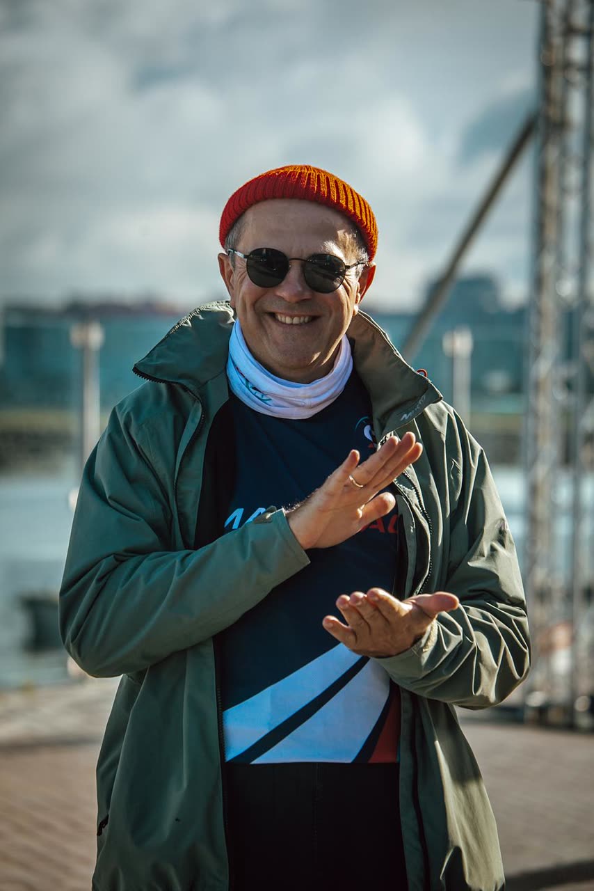 Сергей аплодирует на награждении Летнего Кубка J/70