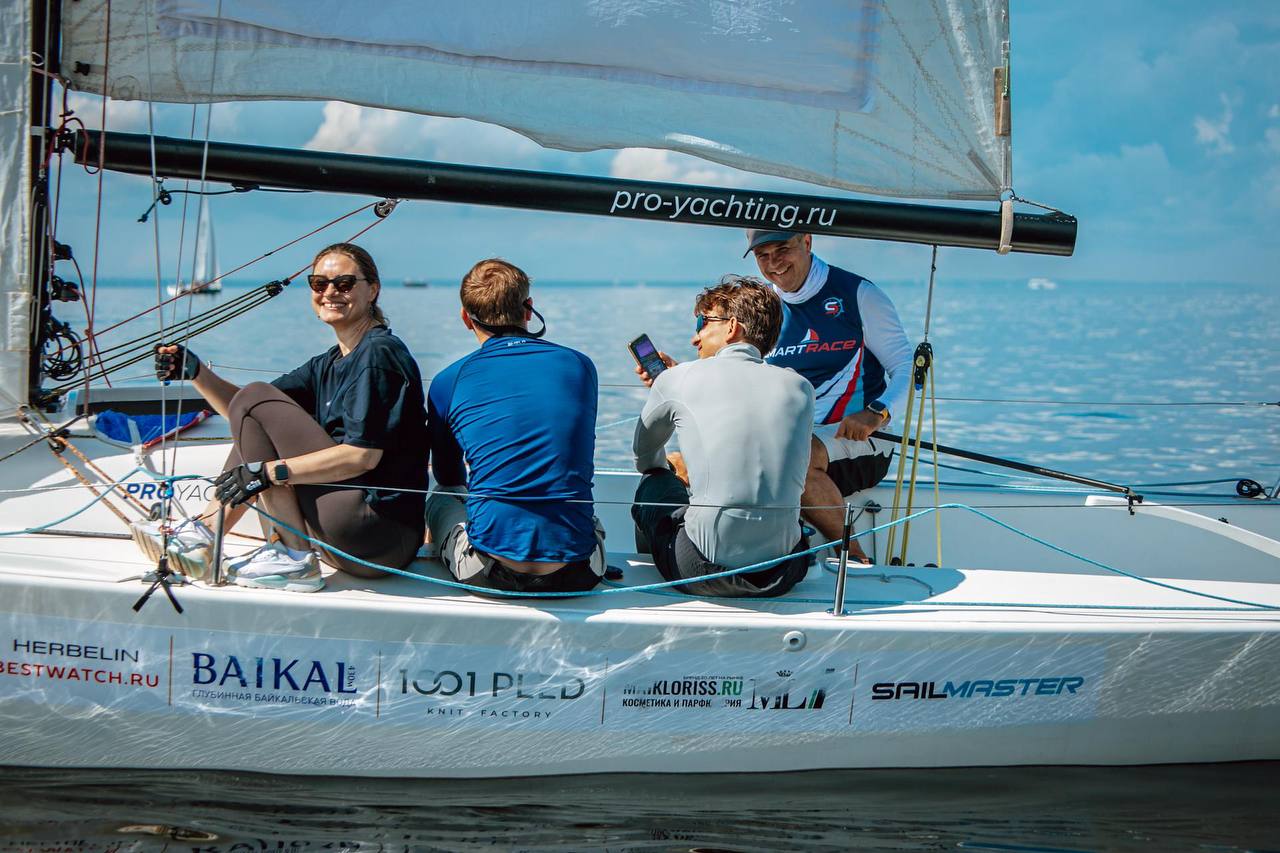 Команда Smart Race идет под гротом J/70