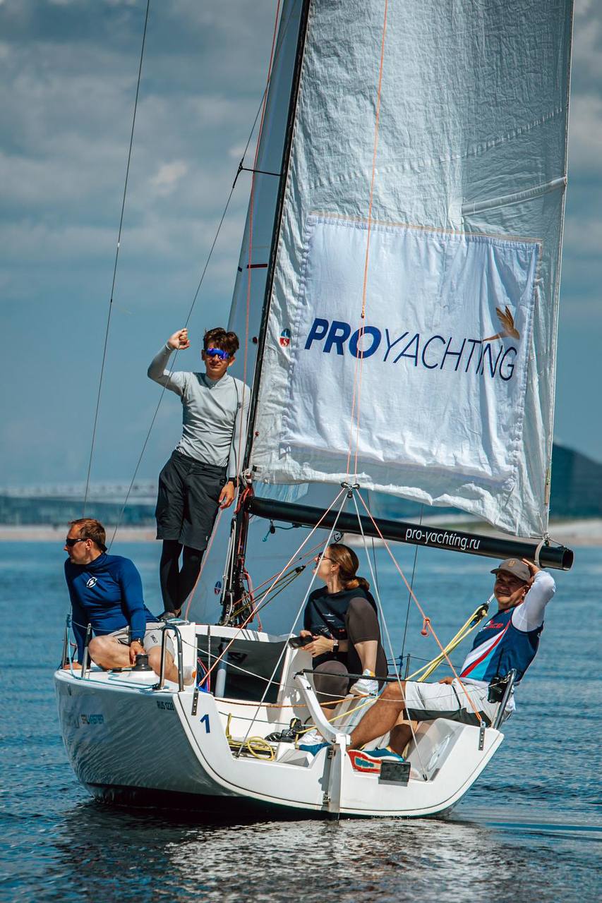 Яхта PROyachting J/70 уходит под парусом