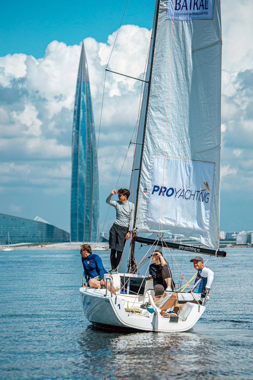 Яхта J/70 Smart Race идет по Финскому заливу
