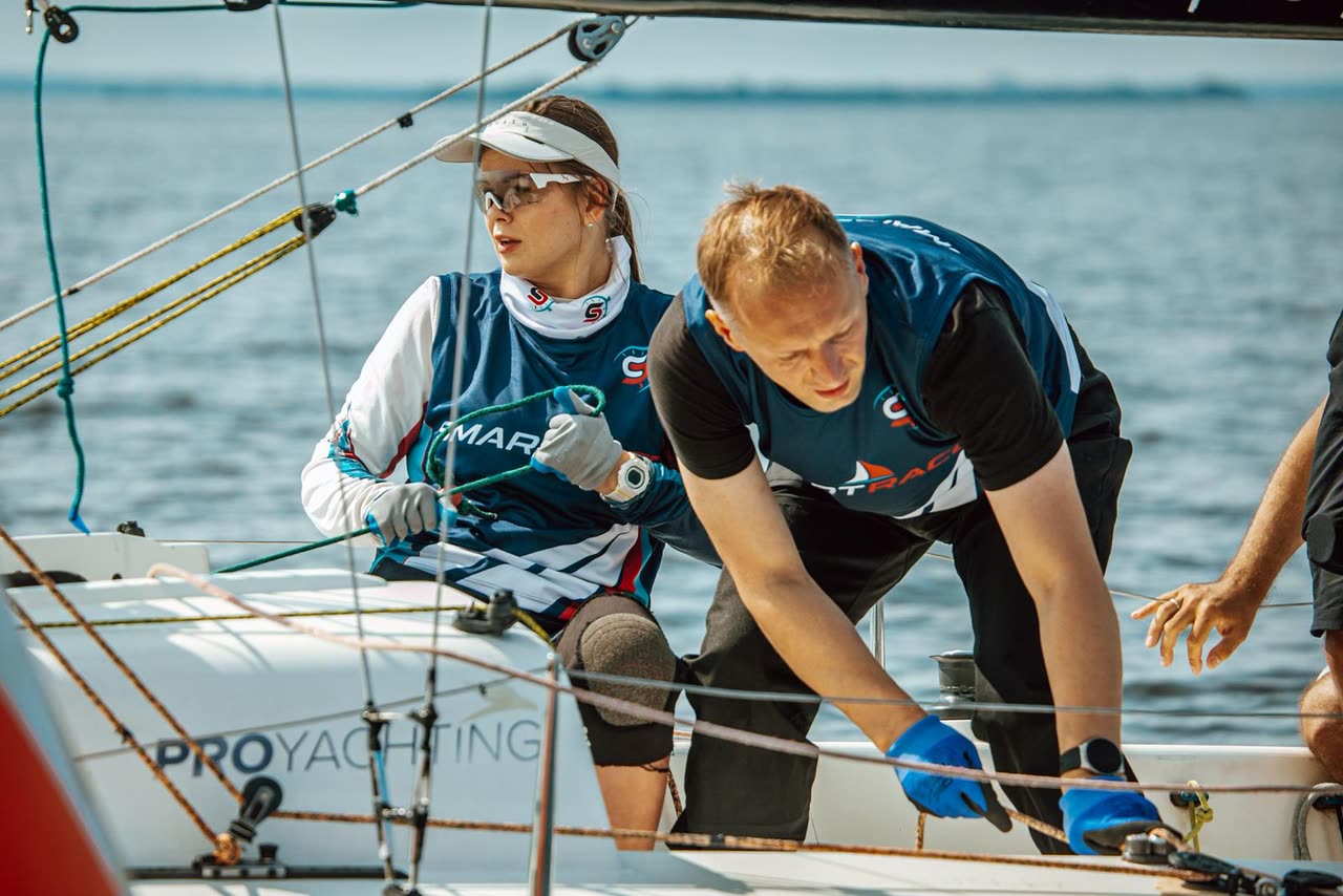 Экипаж Smart Race работает со шкотами на борту J/70