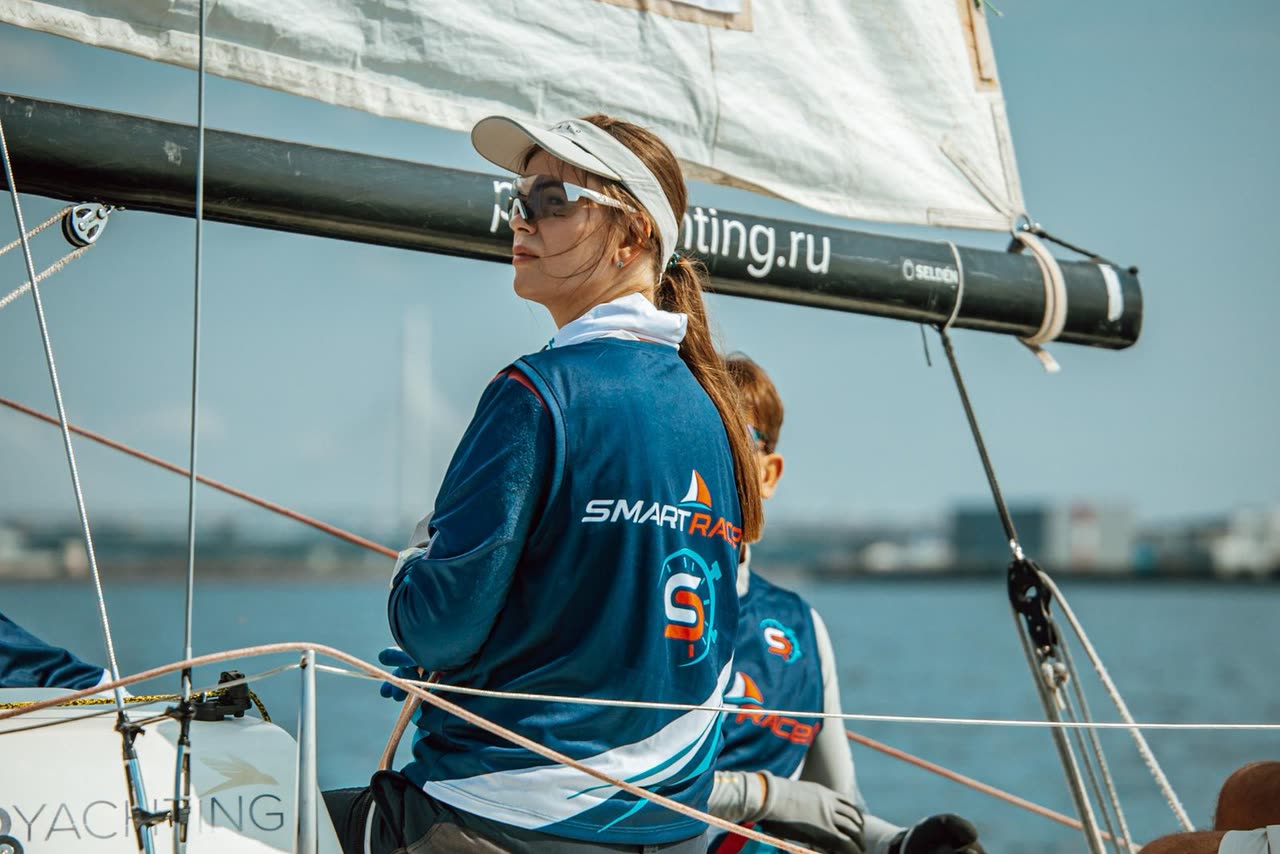 Участница экипажа Smart Race на борту J/70 под гиком