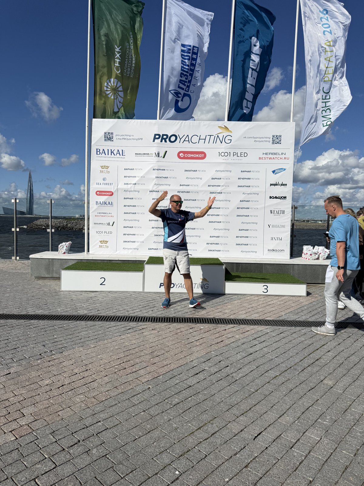Участник Smart Race с поднятыми руками на подиуме PROyachting